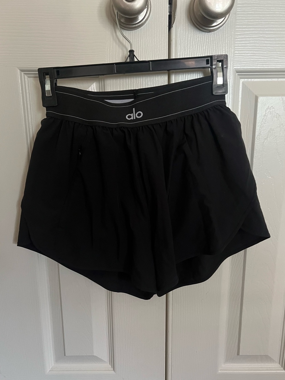 Alo Match Point Short in Black - Picture 3 of 5